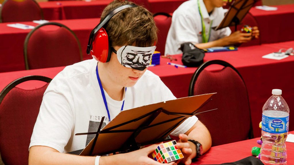 Armando cubo rubik a ciegas