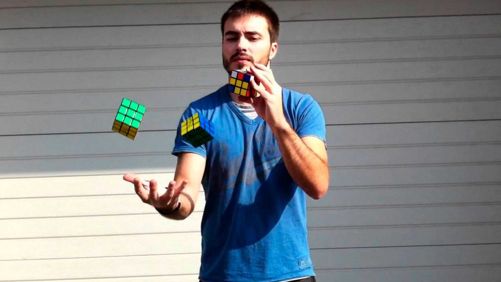 Armando Cubo Rubik con malabares