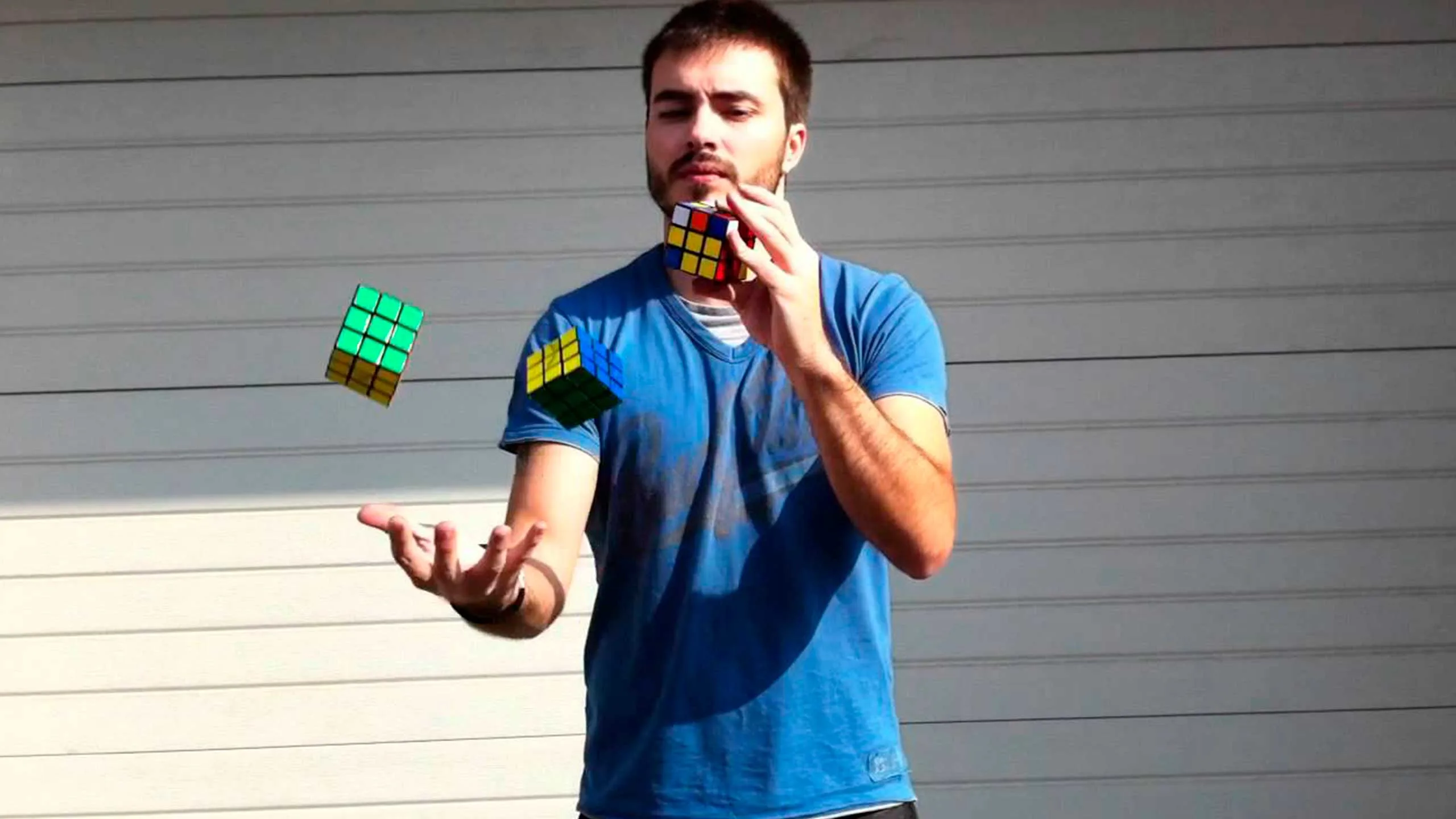 Armando Cubo Rubik con malabares