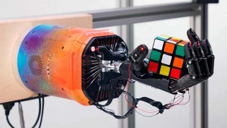 Cubo rubik armado por un robot