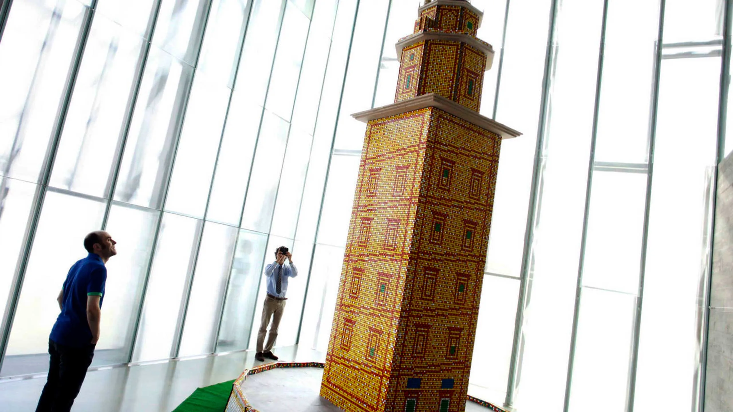 Torre de hercules con cubos rubik